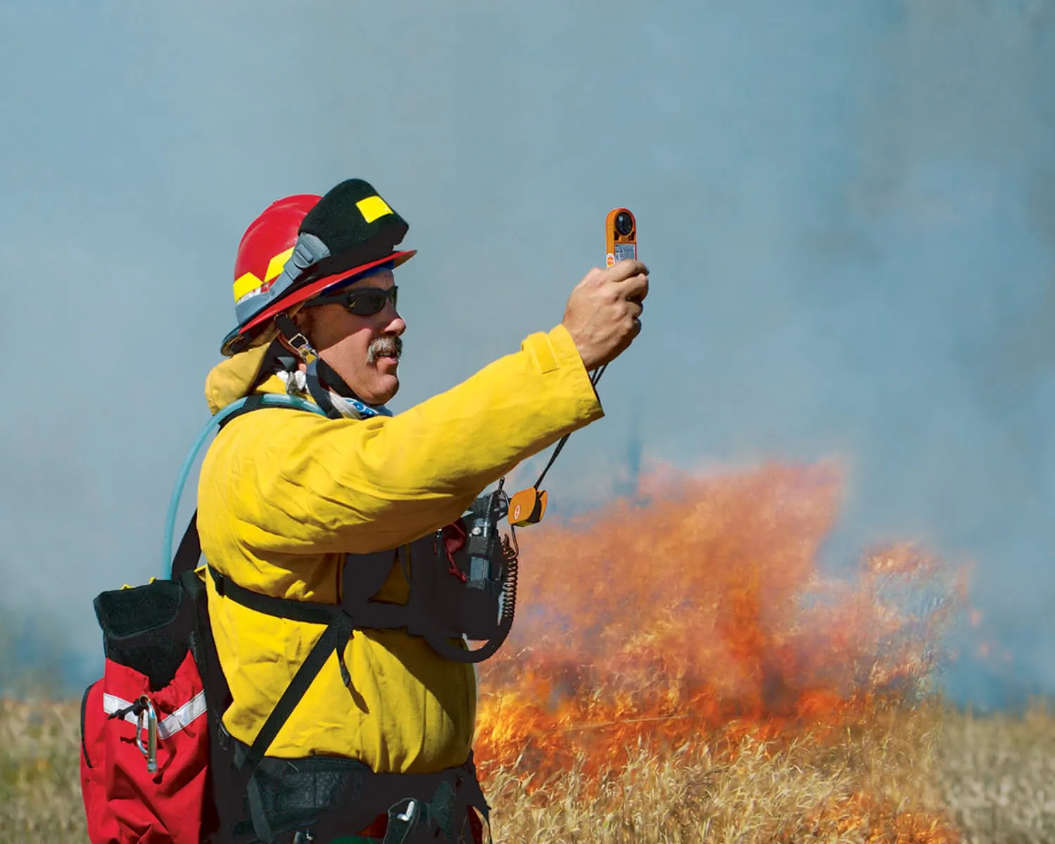 Profesional usando instrumentación 8trust en terreno montañoso - Conoce más sobre 8trust Chile