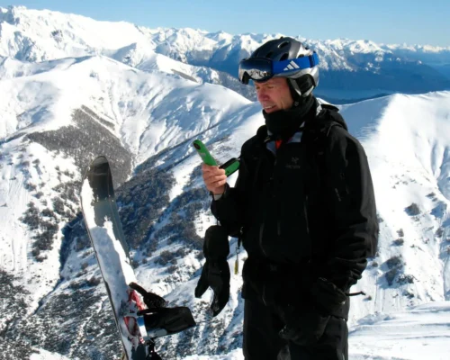 Profesional usando instrumentación 8trust en terreno montañoso - Conoce más sobre 8trust Chile