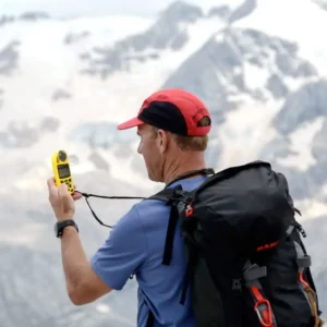 Profesional usando instrumentación 8trust en terreno montañoso - Conoce más sobre 8trust Chile